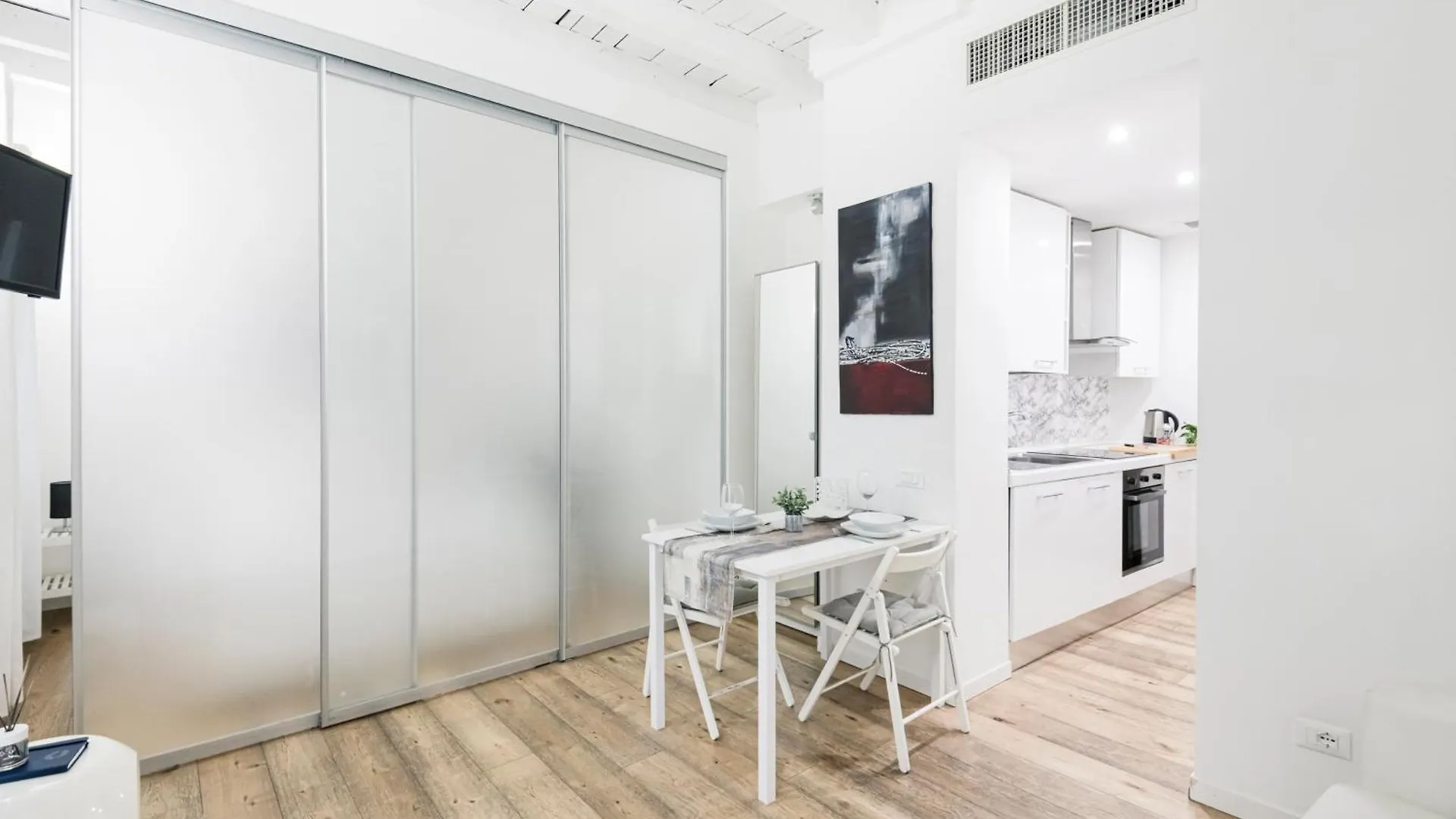 Amazing, New & Fully Furnished Studio In Duomo Milan Apartment