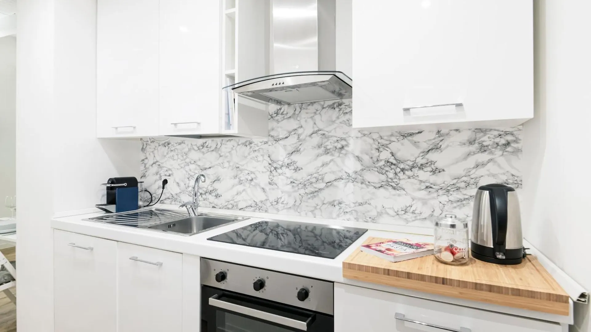 Amazing, New & Fully Furnished Studio In Duomo Milan Apartment